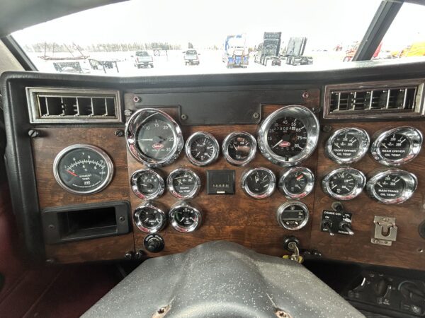 2000 379 Peterbilt - Image 12
