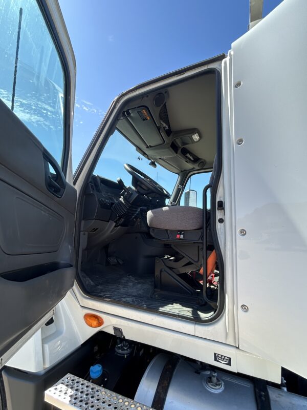2020 International LT - Image 7