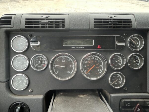 2011 Freightliner Cascadia - Image 11