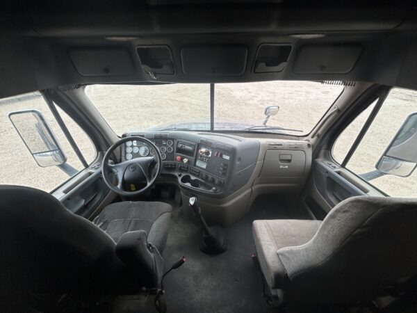2011 Freightliner Cascadia - Image 9