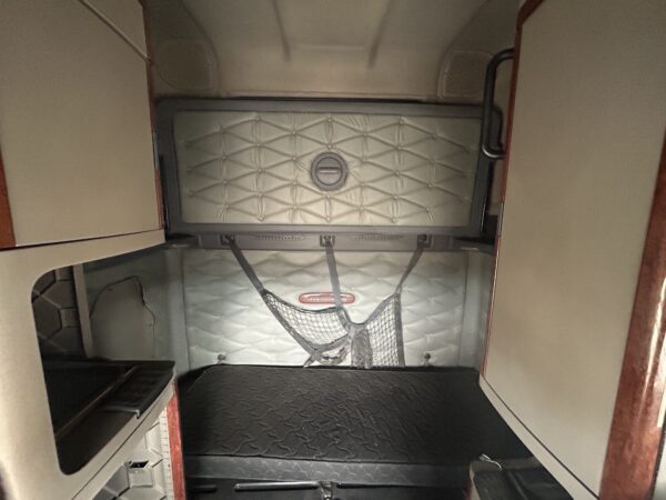 2011 Freightliner Cascadia - Image 10