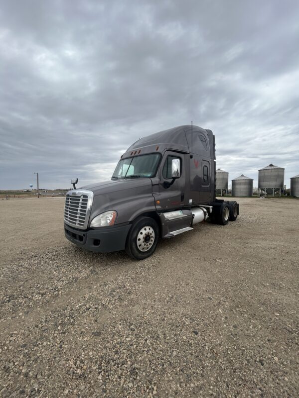 2011 Freightliner Cascadia - Image 3
