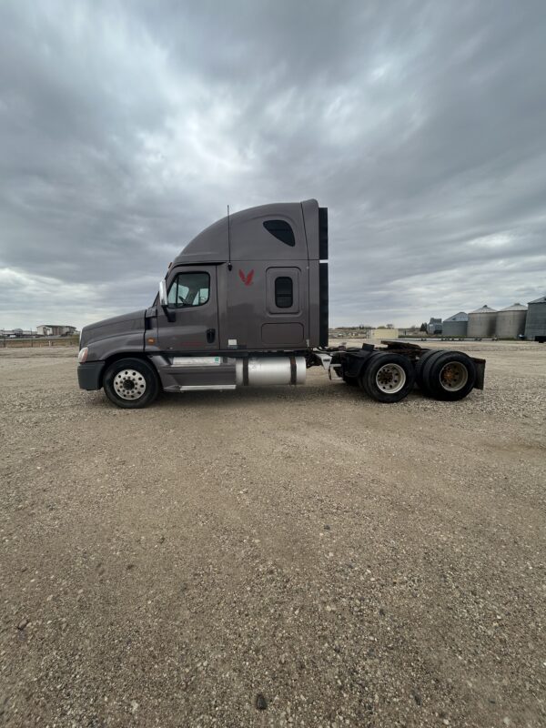 2011 Freightliner Cascadia - Image 2