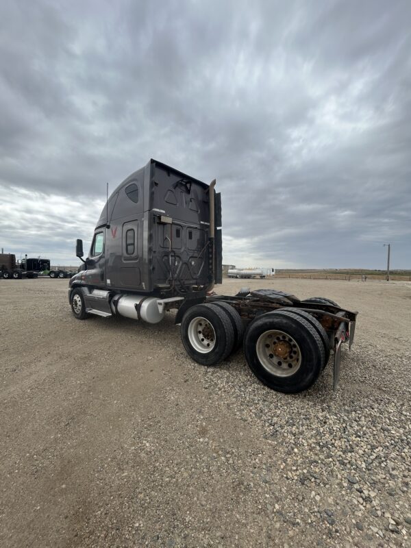 2011 Freightliner Cascadia - Image 5