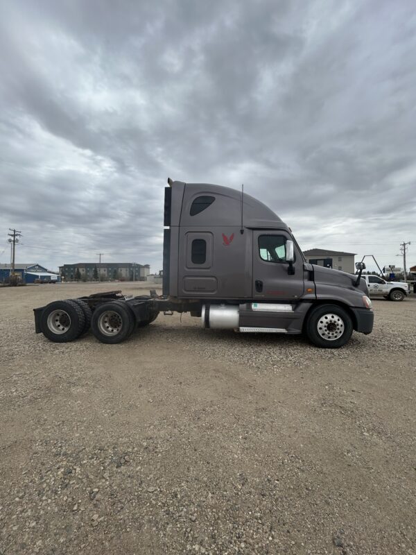 2011 Freightliner Cascadia - Image 8