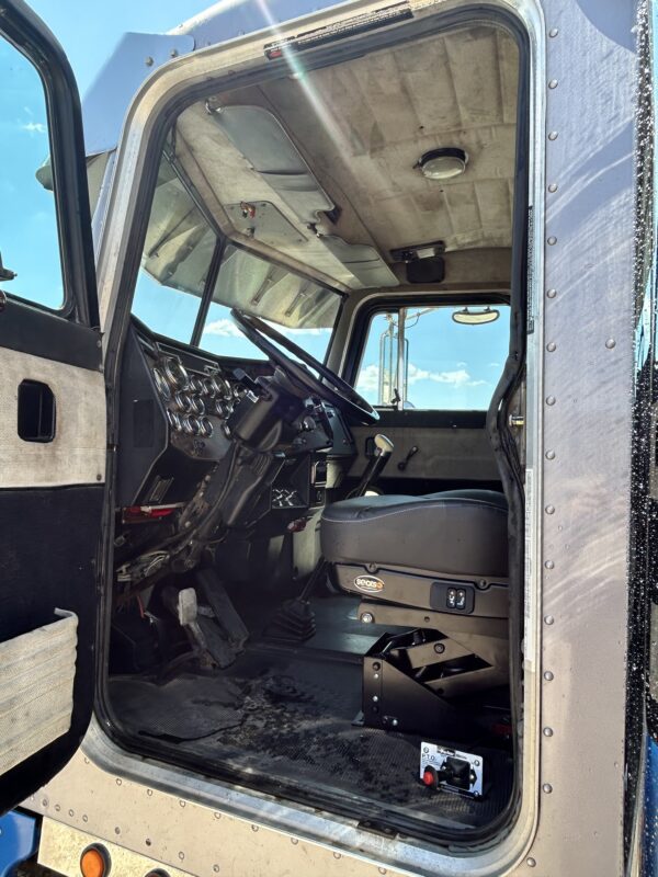 1999 379 Peterbilt - Image 8