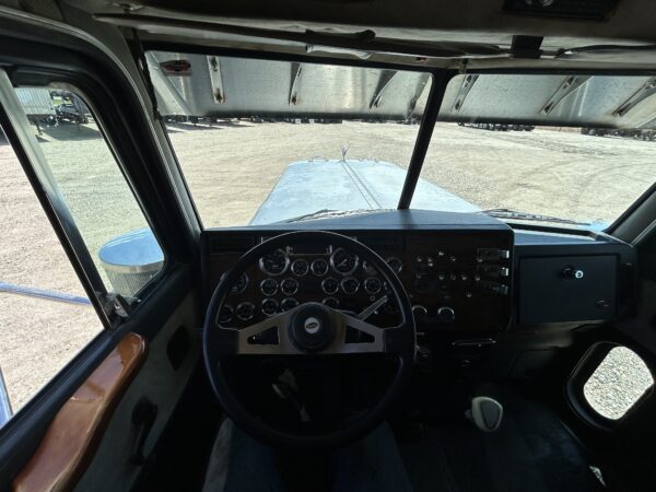 1999 379 Peterbilt - Image 11