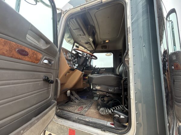 2006 379 EXHD Peterbilt - Image 7