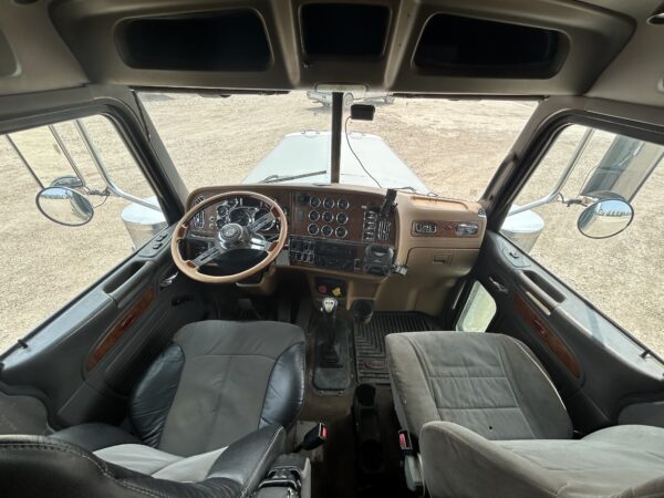 2006 379 EXHD Peterbilt - Image 8