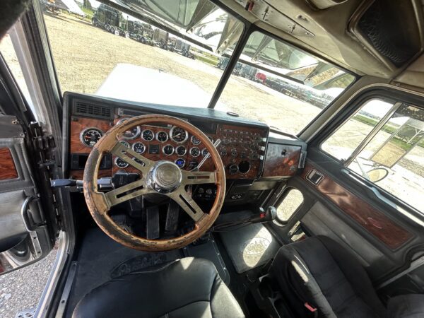 1998 Peterbilt EXHD 379 - Image 8