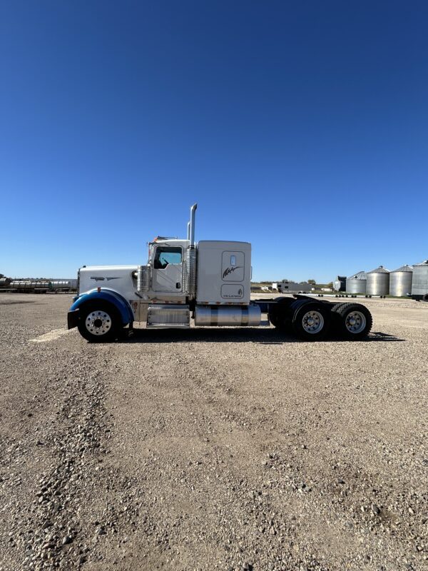2005 Kenworth W900L - Image 2