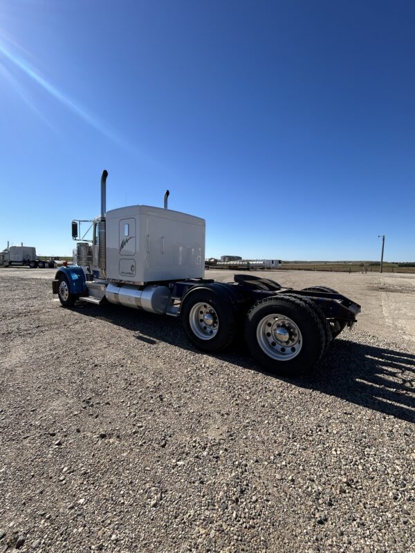2005 Kenworth W900L - Image 3