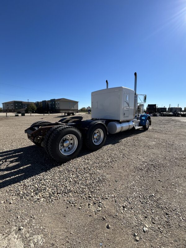 2005 Kenworth W900L - Image 4