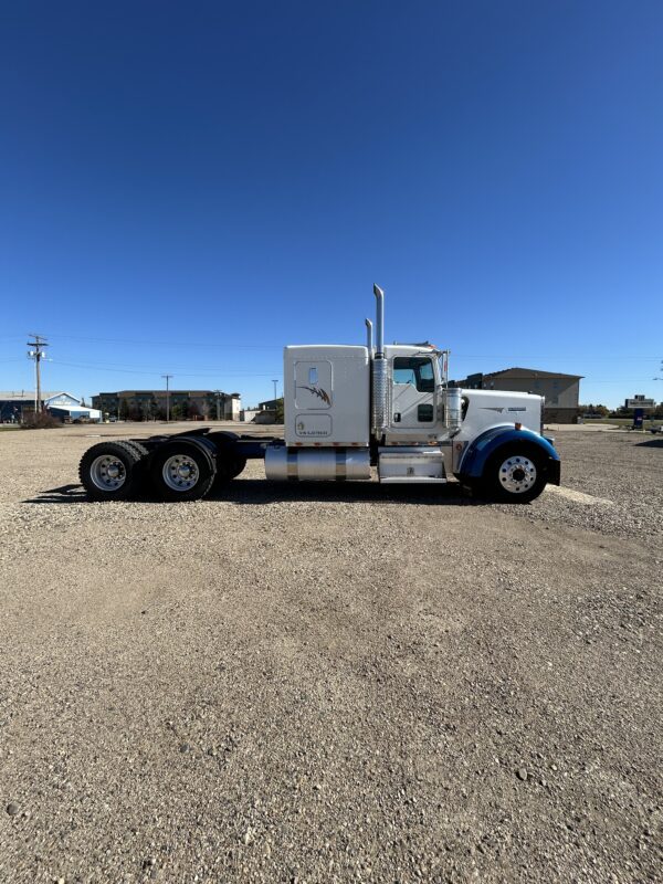 2005 Kenworth W900L - Image 5