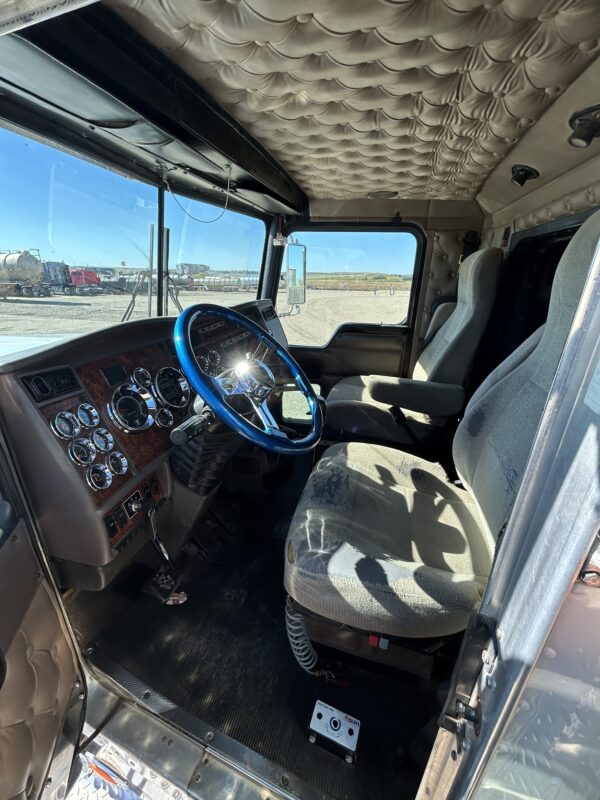 2005 Kenworth W900L - Image 7
