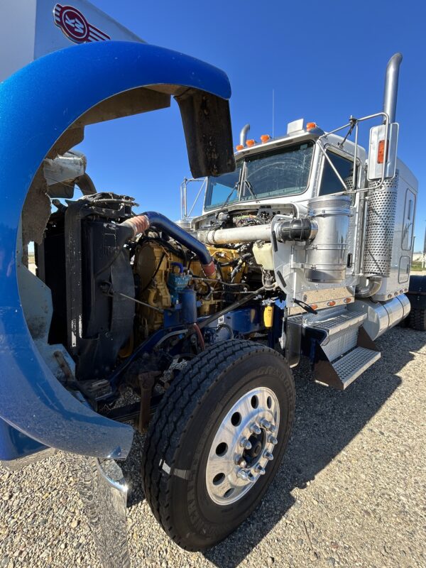 2005 Kenworth W900L - Image 10