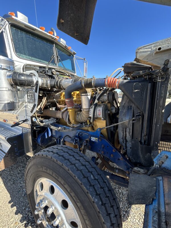 2005 Kenworth W900L - Image 11